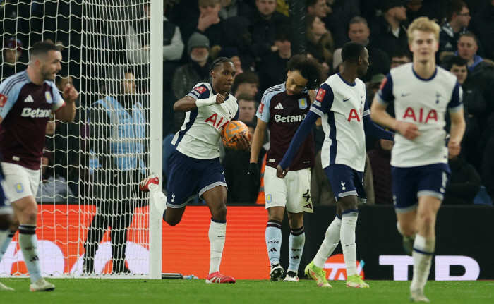 Son Heung-min, who lost a one-on-one chance, scored a controversial debut goal for 180,000,000 won on loan...12 losses to Tottenham's strong team Villa → FA Cup is also eliminated!