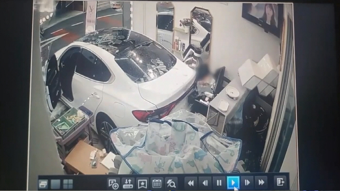 I thought I was going to die at the time of the accident...A car that suddenly hit the hair salon has been compensated for a year (Hanbley)