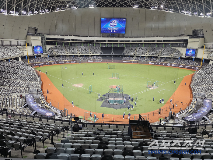 Is this your first time seeing a domed stadium? The devil's mouth is wide open...When do you say hello for the first time? There's a lot of tension under the roof of the domed stadium. 