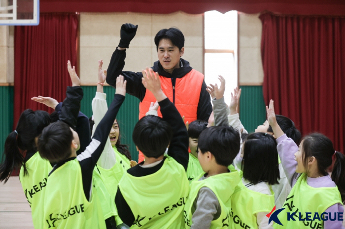 K-League Futures Children's Soccer Class, which is fun for both retired and learning students