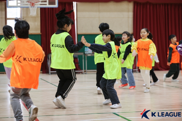 K-League Futures Children's Soccer Class, which is fun for both retired and learning students