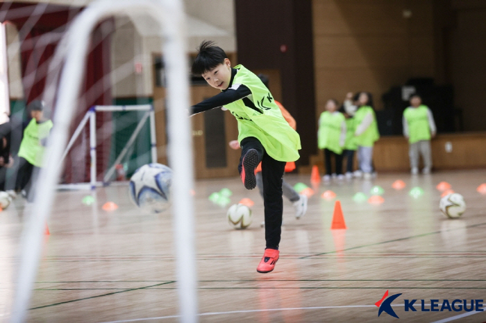 K-League Futures Children's Soccer Class, which is fun for both retired and learning students