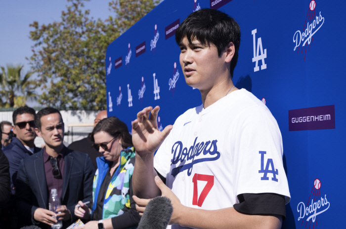 Ohtani has finally thrown a dispenser, and the return of the pitching and hitting combination business is a strong start, comfortable pitching, and a scary swing