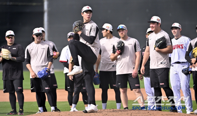 Only the winner. Only a pitcher. More than half of the first-team camp and registered players also have pitchers. 