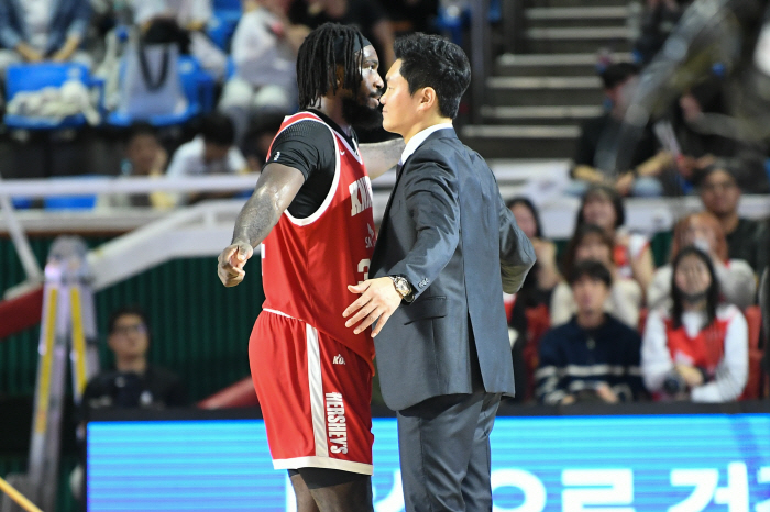 SK Jamil Warney was named MVP of the 4th round...Team-mate Kim Sun-hyung beats him by 31 votes