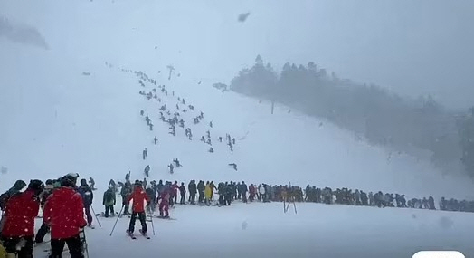 Climbing the ski resort in an endless queue for lifts...You look like a bunch of ants