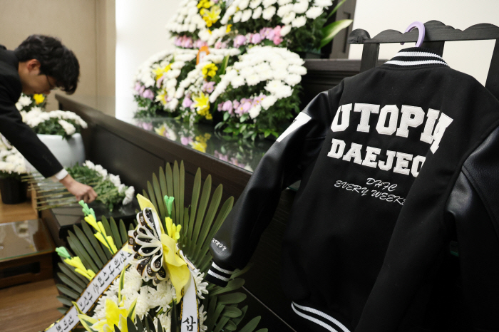 Director Hwang Sun-hong's uniform at the funeral home, tears of Daejeon, go to a pretty star