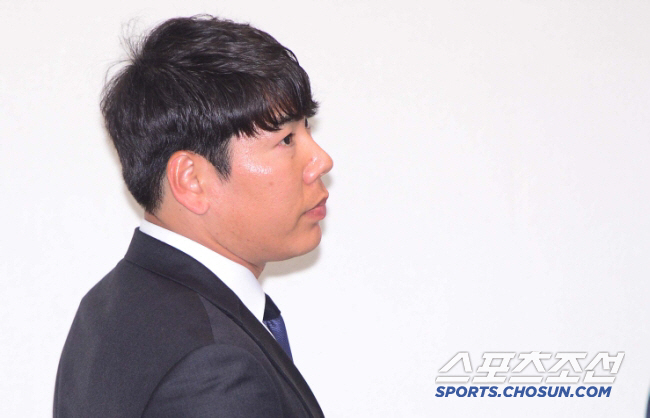 Kang Jung-ho, forced to retire under the influence of alcohol, will come to pay attention to his voice...There is no other player to go to ML in Korea