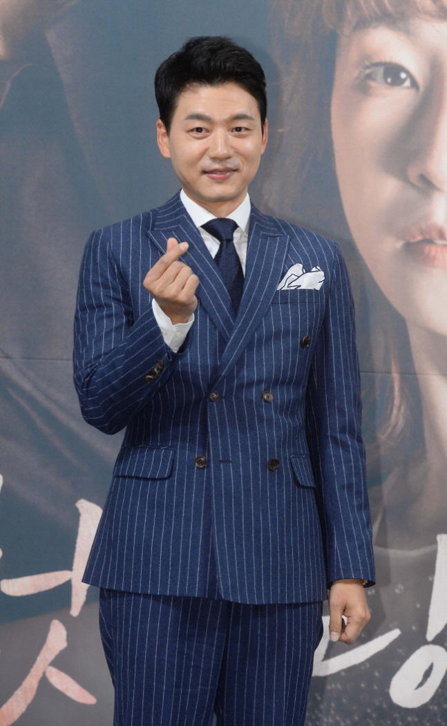 Kim Seung-soo, who was dumped by Yang Jung-ah, is suspected of having both legs. He was a playboy. (Arawon)