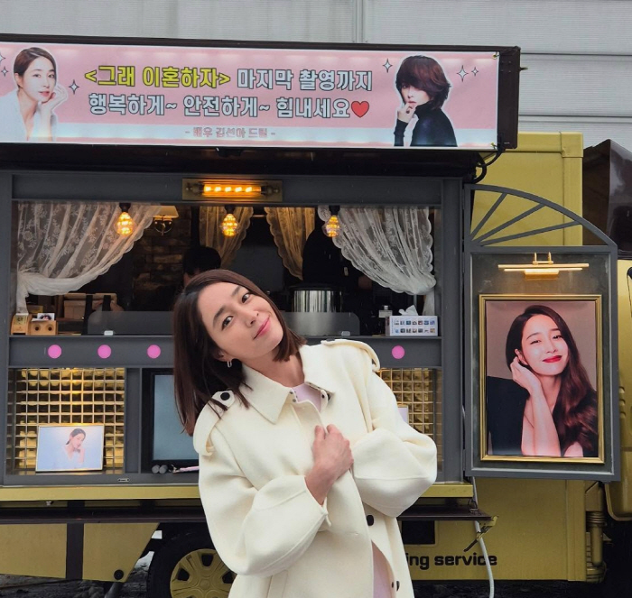 'Lee Byung-hun ♥' Lee Min-jung was moved by the cheering of the coffee car, and she filmed it with energy