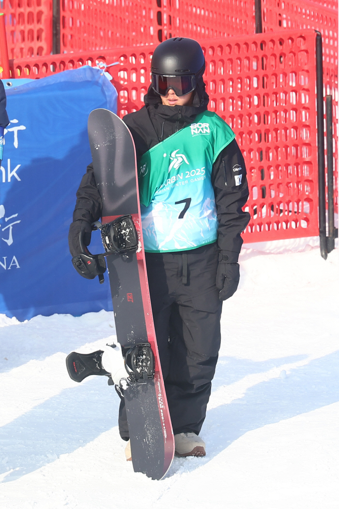 Lee Chae-woon, who is trying to win two gold medals, warms up for the main event halfpipe preliminaries and ranks sixth 