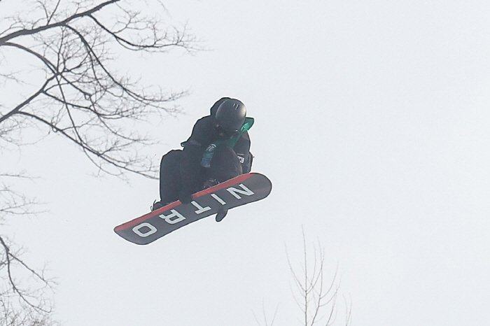 Lee Chae-woon, who is trying to win two gold medals, warms up for the main event halfpipe preliminaries and ranks sixth 