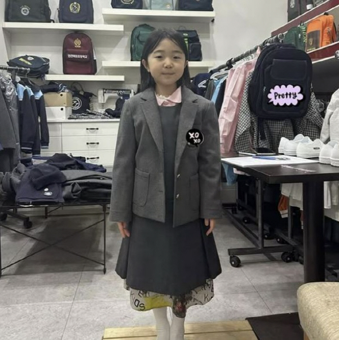  I'm already moved to see a school uniform. Lee Ji-hye's daughter, Taeri, wearing a prestigious private elementary school uniform with 12 million won in tuition