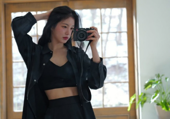  'Was it this hot?' Shin Ye-eun, with abs plus a smile, aimed at fans' hearts