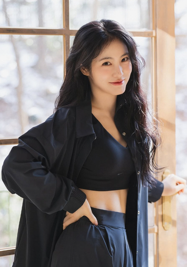  'Was it this hot?' Shin Ye-eun, with abs plus a smile, aimed at fans' hearts