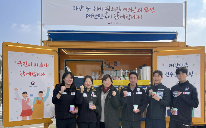 Senior Vice Minister Kim Ha-na, who returned home from mountain skiing injury, visited the snow stadium on the 12th. 