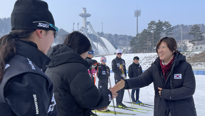 Senior Vice Minister Kim Ha-na, who returned home from mountain skiing injury, visited the snow stadium on the 12th. 