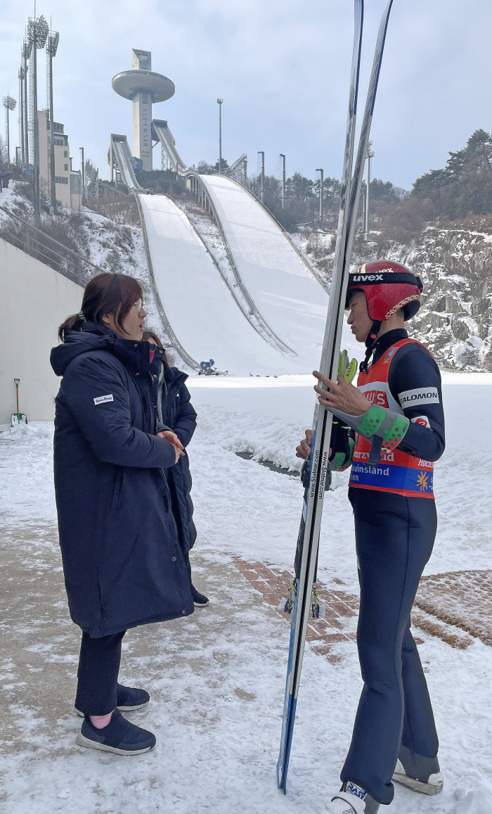 Senior Vice Minister Kim Ha-na, who returned home from mountain skiing injury, visited the snow stadium on the 12th. 