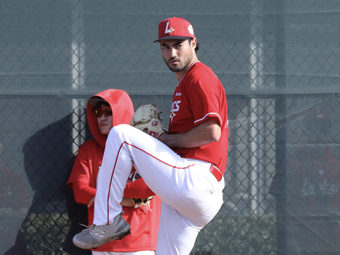 Without the devil's talent, Ahn Woo-jin is the only native pitcher in GG for seven years. Will it be taken away by Major Leaguers' airstrikes again this year? 