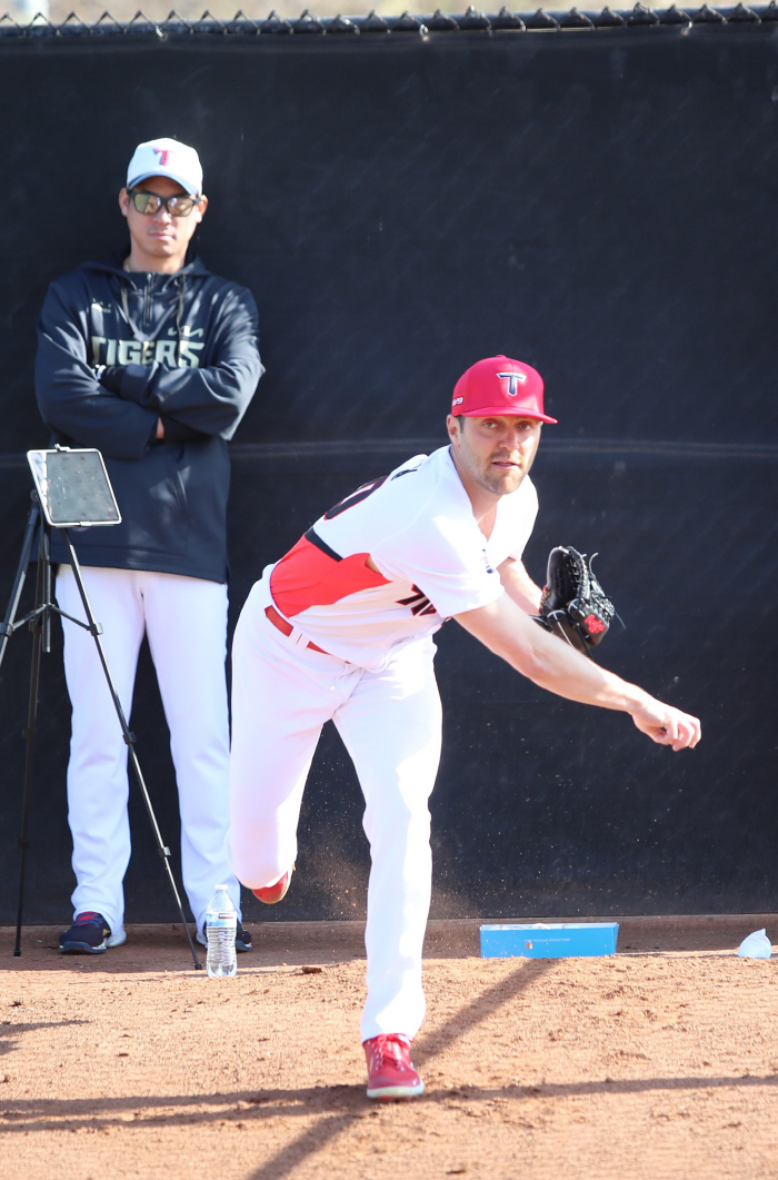 Without the devil's talent, Ahn Woo-jin is the only native pitcher in GG for seven years. Will it be taken away by Major Leaguers' airstrikes again this year? 