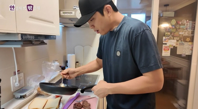  Black-and-white chef Ahn Sung-jae made a hit as soon as he debuted on YouTube... 130,000 subscribers