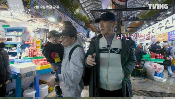 Director Kim Sung-geun's impromptu fan meeting at Jeju Market with a smile...I've never seen the director's face like that (Winter vacation)