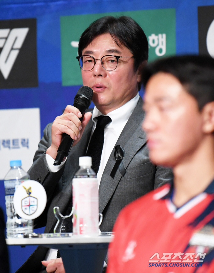 Heaven, stay bright in a good place. A wave of condolences continued on K League Media Day...Hwang Sun-hong's Resolution