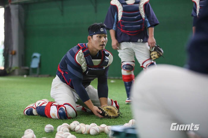 I have to write a story about fostering... Choi Jun-yong's best friend who got hit by a sand dune, what is your current condition? It's hard to play today 