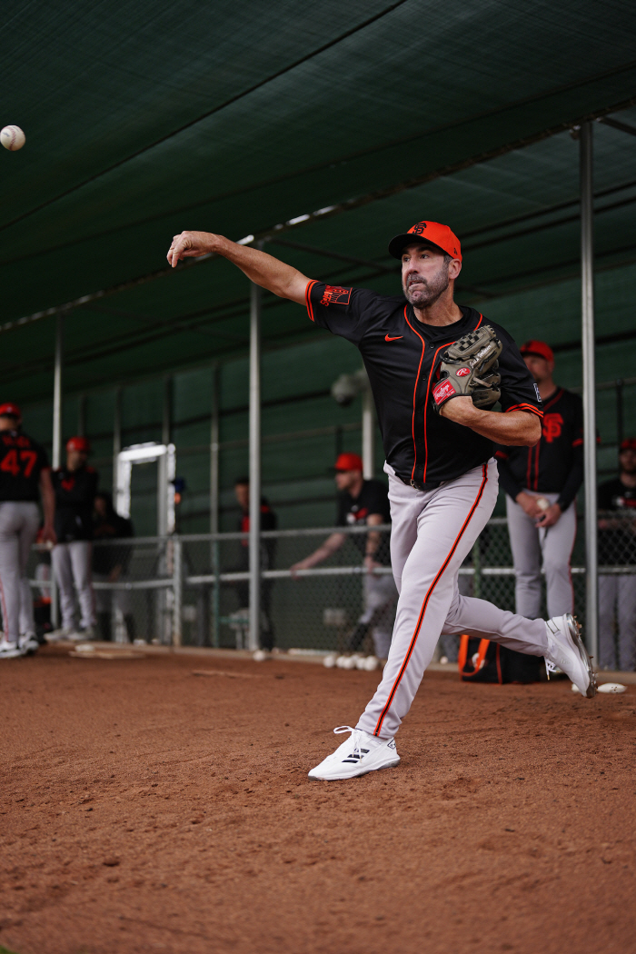 Lee Jung-hoo, a 42-year-old living legendary fireballer, is wearing a new uniform, and I'm still pitching in the bullpen