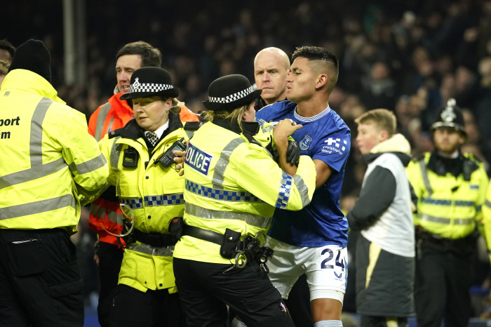 Liverpool's many red card slots left while shaking hands, and even the police were dispatched…Merseyside Derby Draws Everton 22 Theatre