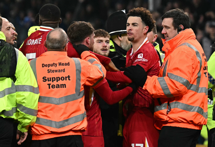 Liverpool's many red card slots left while shaking hands, and even the police were dispatched…Merseyside Derby Draws Everton 22 Theatre