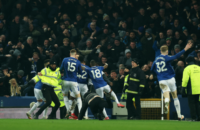 Liverpool's many red card slots left while shaking hands, and even the police were dispatched…Merseyside Derby Draws Everton 22 Theatre