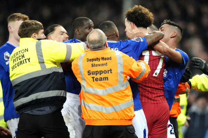 Liverpool's many red card slots left while shaking hands, and even the police were dispatched…Merseyside Derby Draws Everton 22 Theatre