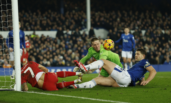 No. 1 Liverpool What is this, 53 minutes into the second half, 7 points clear of Everton and 22 Muasnall