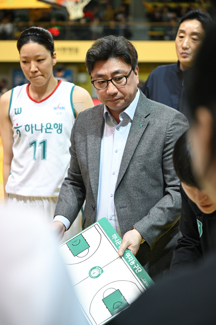  Hana Bank coach Kim Do-wan, the players were desperate, but they couldn't overcome the difference in skills