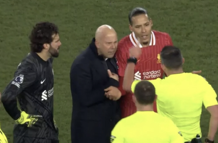 The referee was out of control of the game Van Dijk Explodes Outrage Over Scuffles...Red card slot director is inevitably silent while trying to say hello