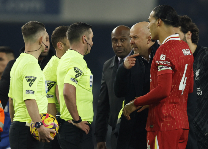 The referee was out of control of the game Van Dijk Explodes Outrage Over Scuffles...Red card slot director is inevitably silent while trying to say hello