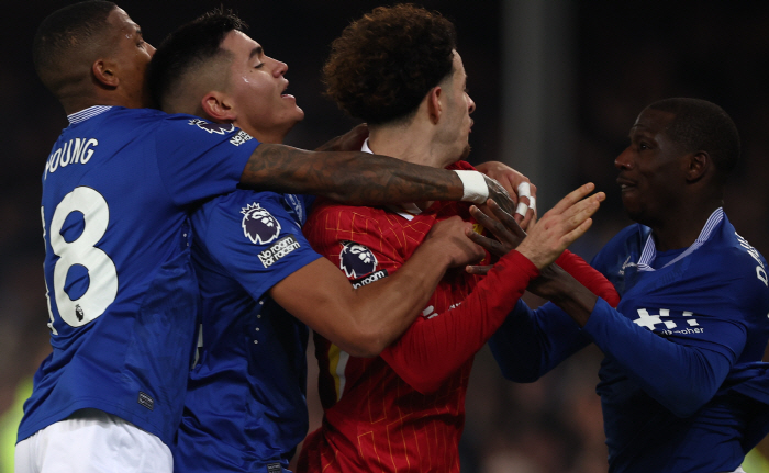 The referee was out of control of the game Van Dijk Explodes Outrage Over Scuffles...Red card slot director is inevitably silent while trying to say hello