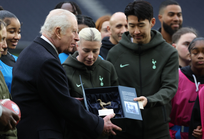 Son Heung-min meets King Charles III of England! As expected, Tottenham's iconic player. Even though I was treated like a legend, it still shone