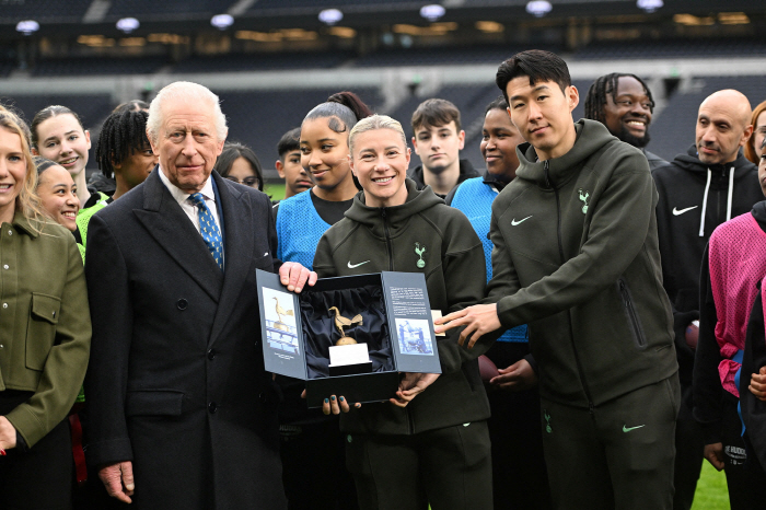 Tottenham's king, Son Heung-min! King Charles III of England interviewed! a bright smile in conversation