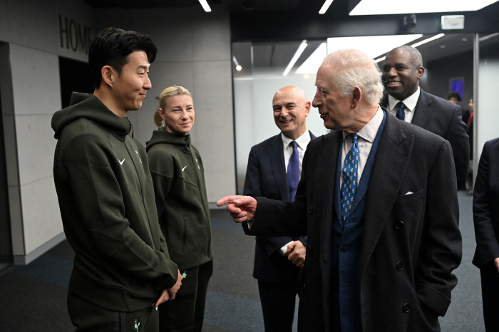 Tottenham's king, Son Heung-min! King Charles III of England interviewed! a bright smile in conversation