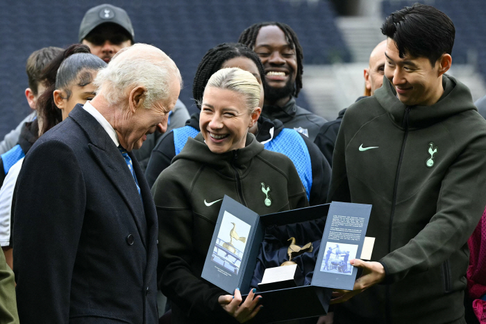 Tottenham's king, Son Heung-min! King Charles III of England interviewed! a bright smile in conversation