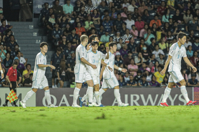 Unprotected tackle disappointment injury Cho Hyun-woo, CT scan → Director Kim Pan-gon's anger...Buriram lost 12, Ulsan ACLE was eliminated early