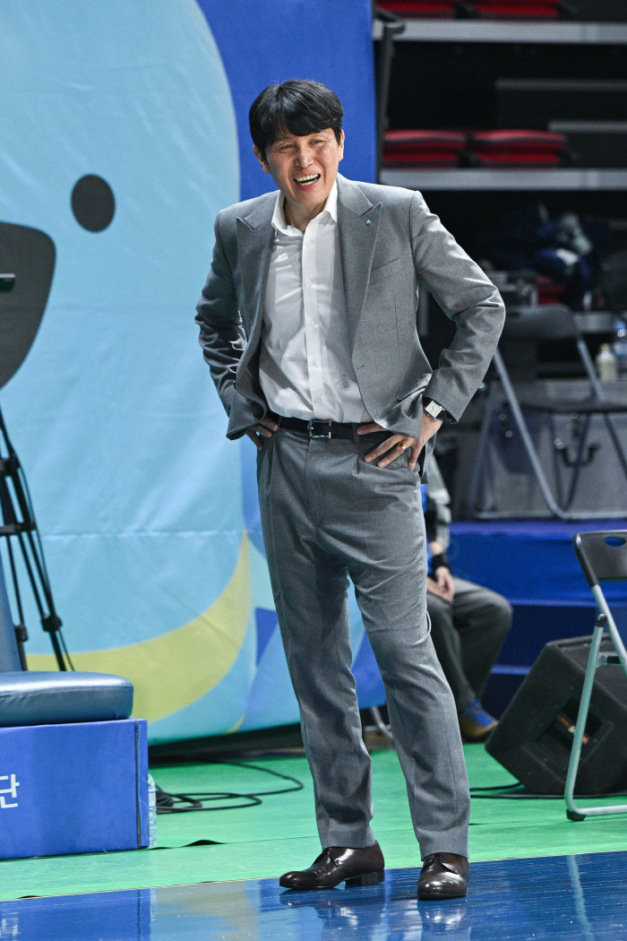 Why did Woori Bank coach Wi Sung-woo, who is in his 20th year as a women's basketball leader, say it was the most difficult and rewarding season?