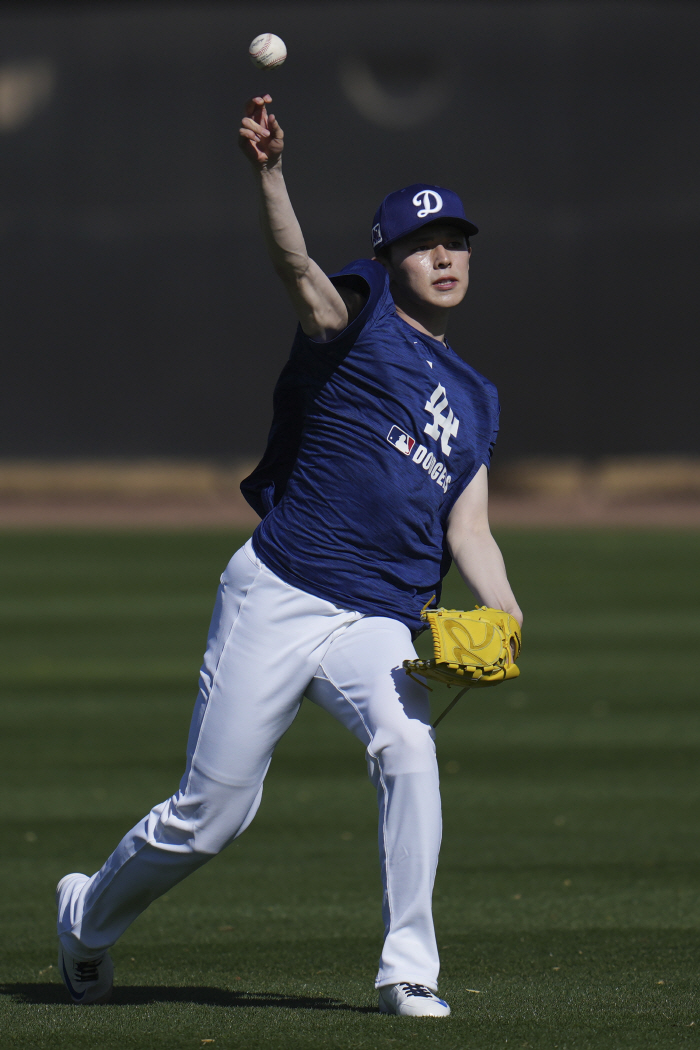 Wow, I've never seen a ball like this before. I'm amazed by the 165km monster harness...I even saw Kershaw, a strong first impression of the Dodgers