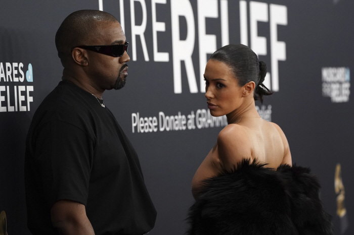 Kanye exposed the nude dress to his wife...the rumor of a divorce