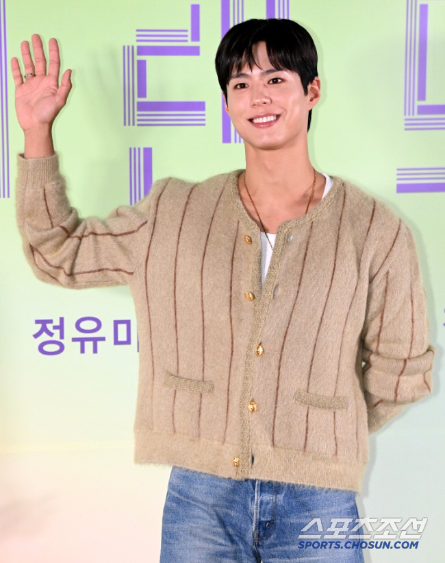 Park Bo-gum to Host New Season of KBS's 'The Seasons'