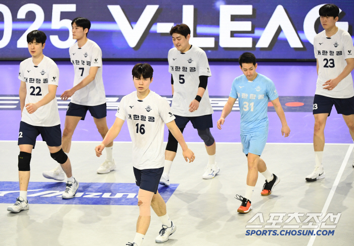 Yosvani, the No. 1 shocker, scored 2 points, and Beyena 16 points, KB Insurance, beat Korean Air 3-0 and won 6 consecutive games. 23rd place, 2 points difference. 