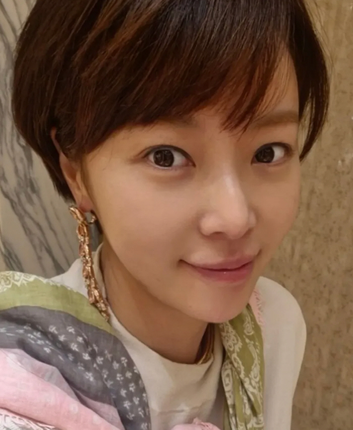 Hwang Jung-eum authenticated her natural beauty and took a very close-up selfie..Are you 40 years old?