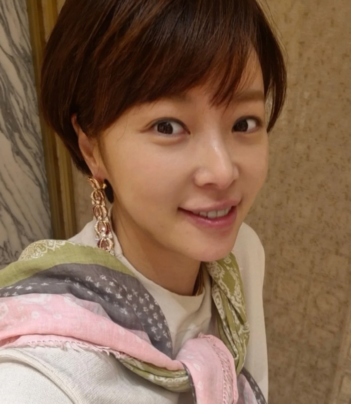 Hwang Jung-eum authenticated her natural beauty and took a very close-up selfie..Are you 40 years old?